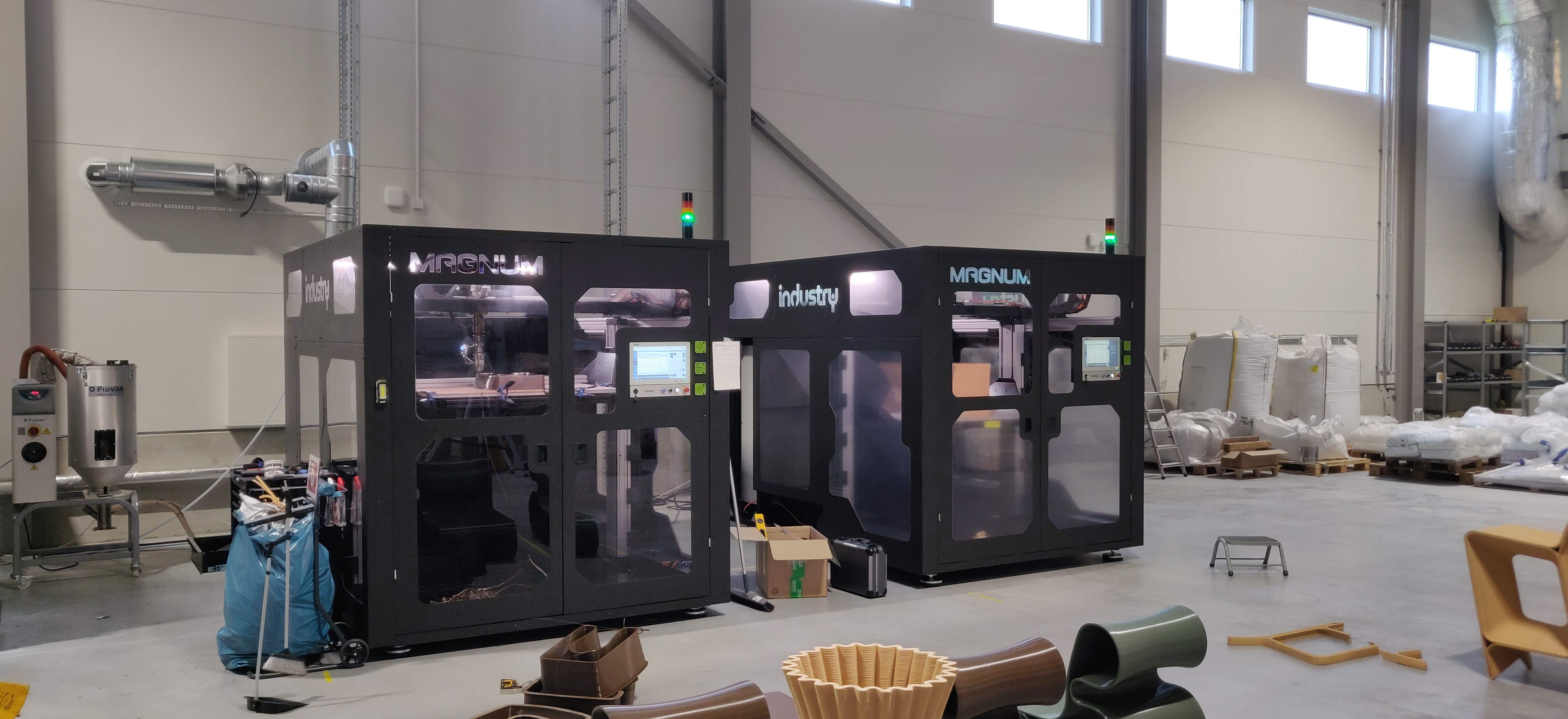 Large-format industrial 3D printers on a production floor