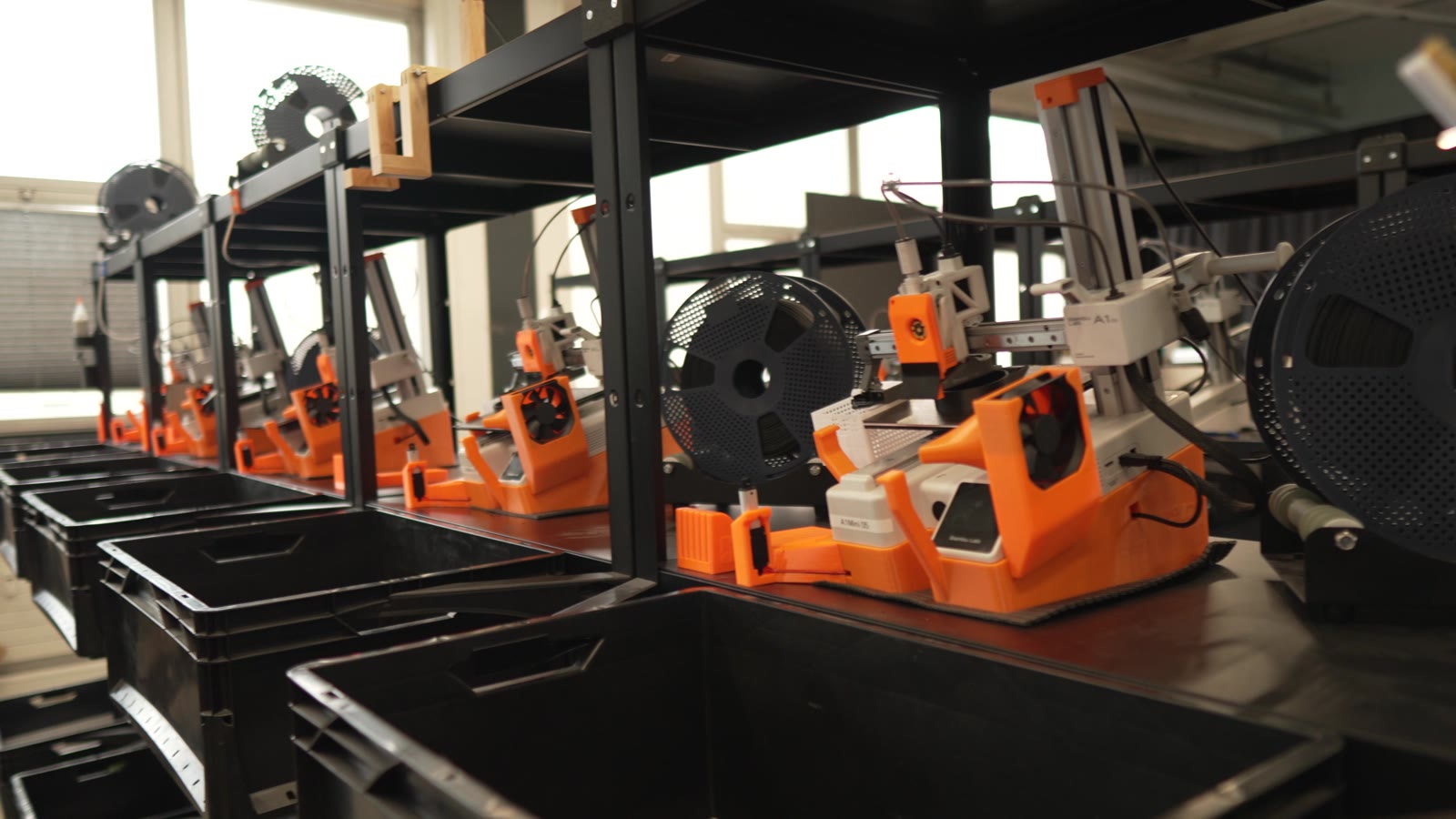3D Farmers' FarmLoop-automated Bambu Lab farm, run on SimplyPrint - the queue and overview window that keep it printing near lights-out in Switzerland